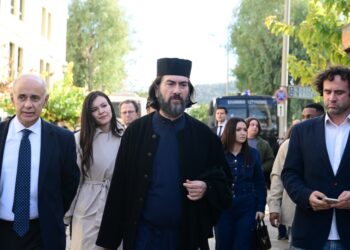 Ο πάτερ Αντώνιος ενώ αποχωρεί από το δικαστήριο (φωτ. αρχείου: EUROKINISSI/Τατιάνα Μπόλαρη)