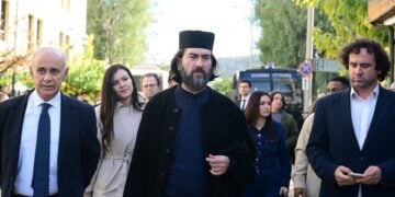 Ο πάτερ Αντώνιος ενώ αποχωρεί από το δικαστήριο (φωτ. αρχείου: EUROKINISSI/Τατιάνα Μπόλαρη)