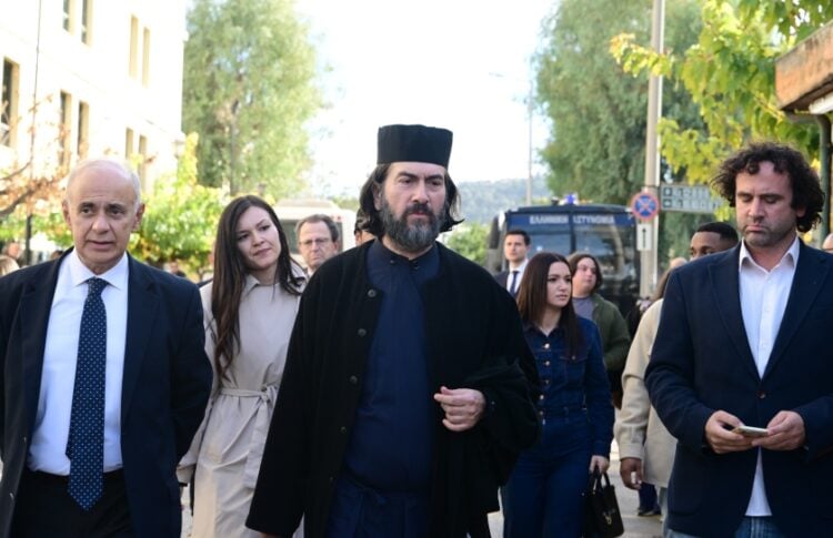 Ο πάτερ Αντώνιος ενώ αποχωρεί από το δικαστήριο (φωτ. αρχείου: EUROKINISSI/Τατιάνα Μπόλαρη)