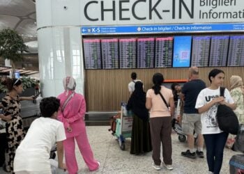 Επιβάτες στο αεροδρόμιο της Κωνσταντινούπολης κοιτούν τους πίνακες με τις πληροφορίες των πτήσεων (φωτ. αρχείου: EPA/Tolga Bozoglu)