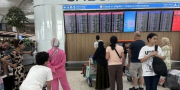 Επιβάτες στο αεροδρόμιο της Κωνσταντινούπολης κοιτούν τους πίνακες με τις πληροφορίες των πτήσεων (φωτ. αρχείου: EPA/Tolga Bozoglu)