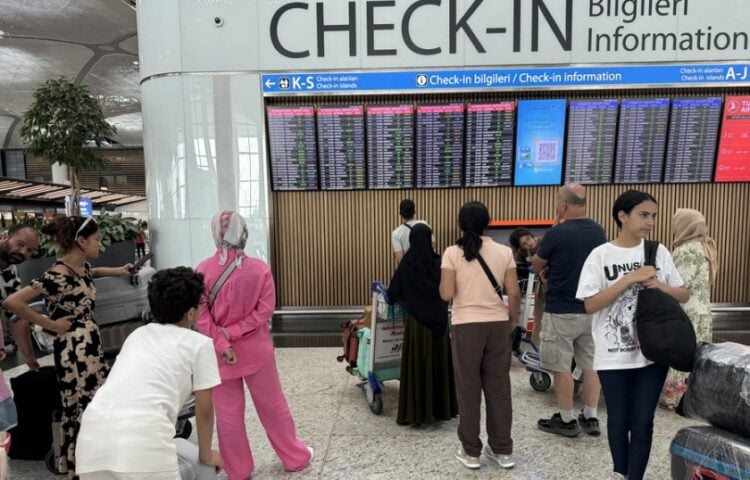 Επιβάτες στο αεροδρόμιο της Κωνσταντινούπολης κοιτούν τους πίνακες με τις πληροφορίες των πτήσεων (φωτ. αρχείου: EPA/Tolga Bozoglu)
