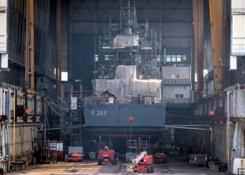 Κορβέτα F265 «Köln» του γερμανικού Πολεμικού Ναυτικού στις εγκαταστάσεις της ναυπηγικής εταιρείας Blohm & Voss στο Αμβούργο (φωτ.: EPA / Focke Strangmann)