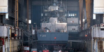 Κορβέτα F265 «Köln» του γερμανικού Πολεμικού Ναυτικού στις εγκαταστάσεις της ναυπηγικής εταιρείας Blohm & Voss στο Αμβούργο (φωτ.: EPA / Focke Strangmann)