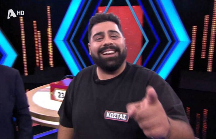 Ο Κώστας στο πλατό του DEAL, με... πλατύ χαμόγελο (πηγή: Glomex)