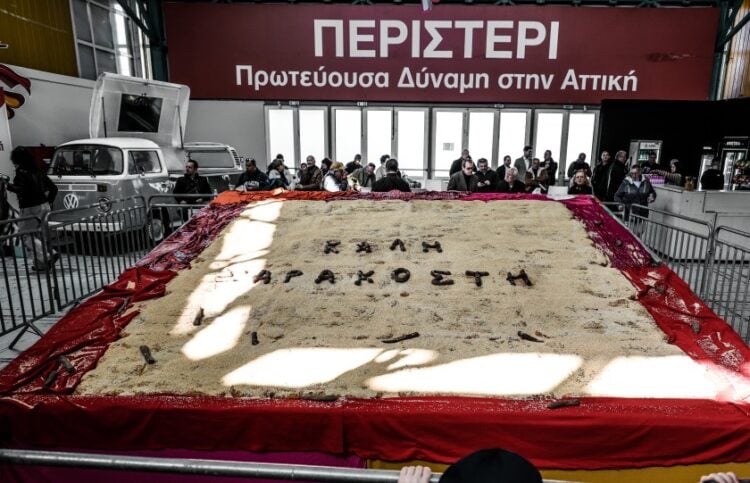 Η μεγαλύτερη λαγάνα της Ελλάδας ψήθηκε στο Περιστέρι (φωτ.: EUROKINISSI/Γιάννης Παναγόπουλος)