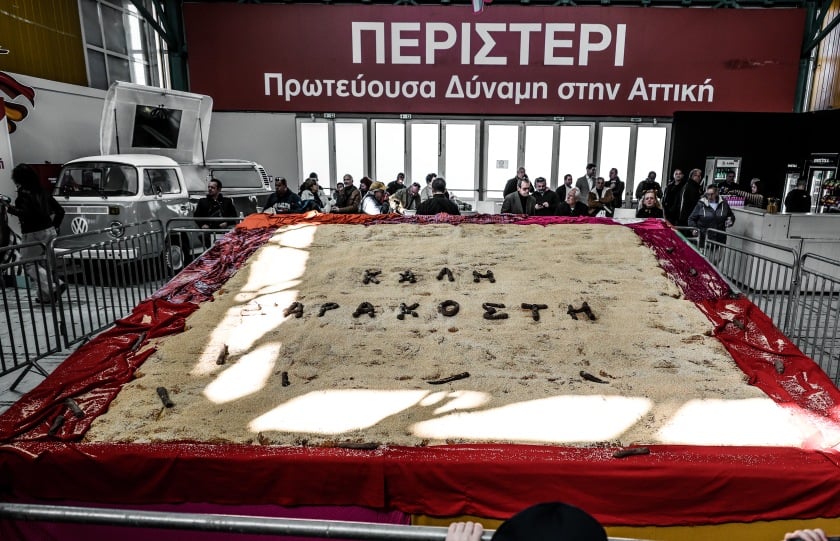 Η μεγαλύτερη λαγάνα της Ελλάδας ψήθηκε στο Περιστέρι (φωτ.: EUROKINISSI/Γιάννης Παναγόπουλος)