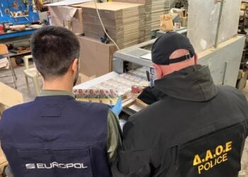 Αστυνομικοί ελέγχουν τα κουτιά με τα λαθραία τσιγάρα (φωτ.: Ελληνική Αστυνομία)