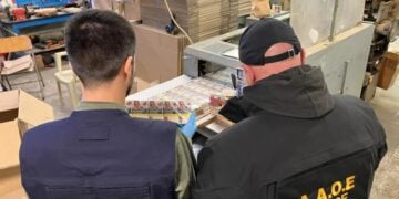 Αστυνομικοί ελέγχουν τα κουτιά με τα λαθραία τσιγάρα (φωτ.: Ελληνική Αστυνομία)