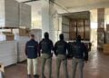 Αστυνομικοί στέκονται μπροστά σε φορτηγό με κούτες γεμάτες από λαθραία τσιγάρα (φωτ.: Ελληνική Αστυνομία)