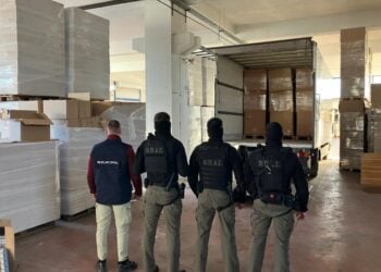 Αστυνομικοί στέκονται μπροστά σε φορτηγό με κούτες γεμάτες από λαθραία τσιγάρα (φωτ.: Ελληνική Αστυνομία)