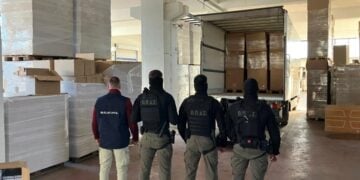 Αστυνομικοί στέκονται μπροστά σε φορτηγό με κούτες γεμάτες από λαθραία τσιγάρα (φωτ.: Ελληνική Αστυνομία)