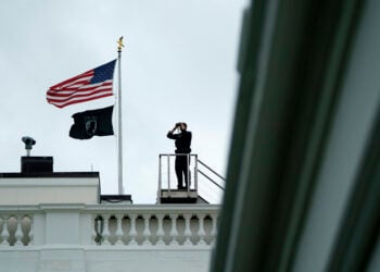 Πράκτορας της Μυστικής Υπηρεσίας των ΗΠΑ στην οροφή του Λευκού Οίκου (φωτ.: EPA / Will Oliver)