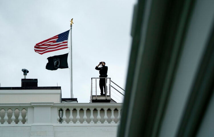 Πράκτορας της Μυστικής Υπηρεσίας των ΗΠΑ στην οροφή του Λευκού Οίκου (φωτ.: EPA / Will Oliver)