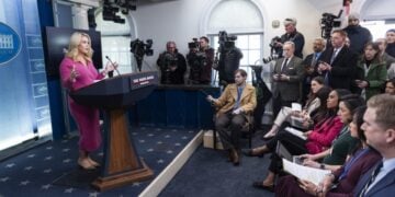 Η εκπρόσωπος του 79χρονου προέδρου Κάρολαϊν Λέβιτ μιλά στους δημοσιογράφους στον Λευκό Οίκο (φωτ.: EPA/Jim Lo Scalzo)