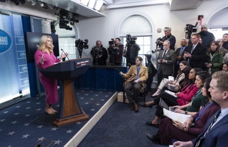 Η εκπρόσωπος του 79χρονου προέδρου Κάρολαϊν Λέβιτ μιλά στους δημοσιογράφους στον Λευκό Οίκο (φωτ.: EPA/Jim Lo Scalzo)