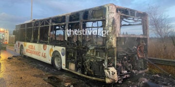 Το λεωφορείο των ΚΤΕΛ που τυλίχθηκε στις φλόγες στη Σίνδο, Τρίτη 3 Φεβρουαρίου 2026 (φωτ.: thestival.gr)