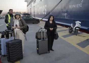 Επιβάτες επιβιβάζονται σε πλοίο στο λιμάνι του Πειραιά (φωτ. αρχείου: ΑΠΕ-ΜΠΕ/ Κώστας Τσιρώνης)