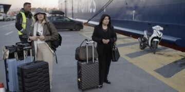 Επιβάτες επιβιβάζονται σε πλοίο στο λιμάνι του Πειραιά (φωτ. αρχείου: ΑΠΕ-ΜΠΕ/ Κώστας Τσιρώνης)