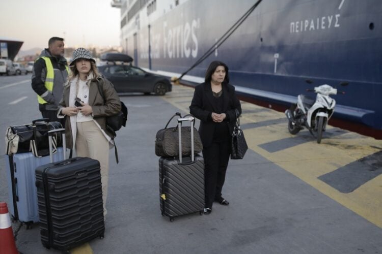 Επιβάτες επιβιβάζονται σε πλοίο στο λιμάνι του Πειραιά (φωτ. αρχείου: ΑΠΕ-ΜΠΕ/ Κώστας Τσιρώνης)