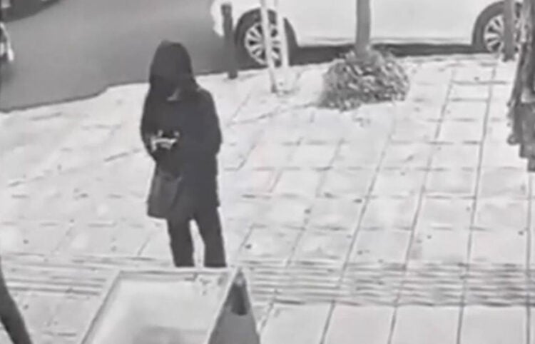 Η 16χρονη Λόρα σε πλάνο από την κάμερα κλειστού κυκλώματος του ταξιδιωτικού πρακτορείου στην Ομόνοια (πηγή: ΕΡΤ)