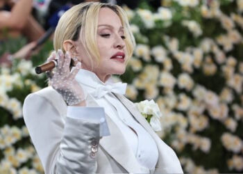 Η Μαντόνα στο κόκκινο χαλί του Met Gala, 5 Μαΐου 2025 (φωτ.: EPA / Justin Lane)