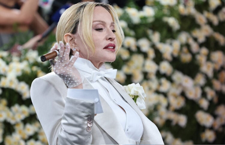 Η Μαντόνα στο κόκκινο χαλί του Met Gala, 5 Μαΐου 2025 (φωτ.: EPA / Justin Lane)