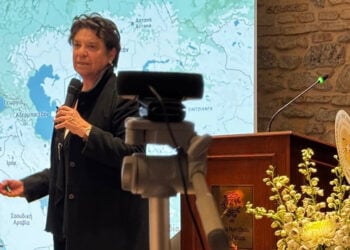 Η Μαρία Ευθυμίου σε παλαιότερη διάλεξή της στη Σχολή Γαλατά (φωτ.: facebook / Galata Rum Ilkokulu - Σχολή Γαλατά)