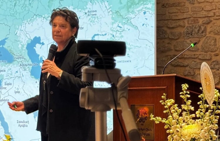 Η Μαρία Ευθυμίου σε παλαιότερη διάλεξή της στη Σχολή Γαλατά (φωτ.: facebook / Galata Rum Ilkokulu - Σχολή Γαλατά)