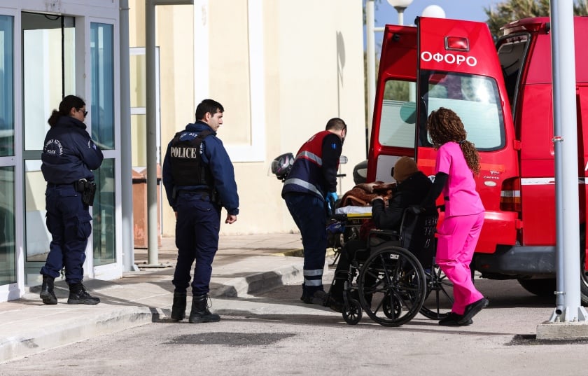 Ορισμένοι από τους τραυματίες του ναυαγίου στο νοσοκομείο της Χίου (φωτ.: EUROKINISSI/Κώστας Αναγνώστου)