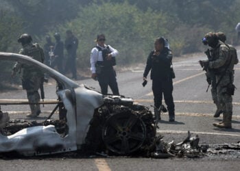 Αστυνομικοί της Μορέλια και στρατιωτικοί επιχειρούν στο σημείο όπου όχημα πυρπολήθηκε μετά τη δολοφονία του Νεμέσιο Οσεγκέρα Θερβάντες («Ελ Μέντσο»), ηγέτη του Καρτέλ Χαλίσκο Νέα Γενιά, 22 Φεβρουαρίου 2026 (φωτ.: EPA / Ivan Villanueva)
