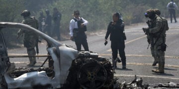 Αστυνομικοί της Μορέλια και στρατιωτικοί επιχειρούν στο σημείο όπου όχημα πυρπολήθηκε μετά τη δολοφονία του Νεμέσιο Οσεγκέρα Θερβάντες («Ελ Μέντσο»), ηγέτη του Καρτέλ Χαλίσκο Νέα Γενιά, 22 Φεβρουαρίου 2026 (φωτ.: EPA / Ivan Villanueva)