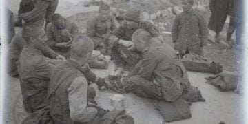 Πρόσφυγες στο λοιμοκαθαρτήριο του Αγίου Γεωργίου (Πηγή: Ελληνικό Λογοτεχνικό και Ιστορικό Αρχείο του Μορφωτικού Ιδρύματος Εθνικής Τραπέζης)