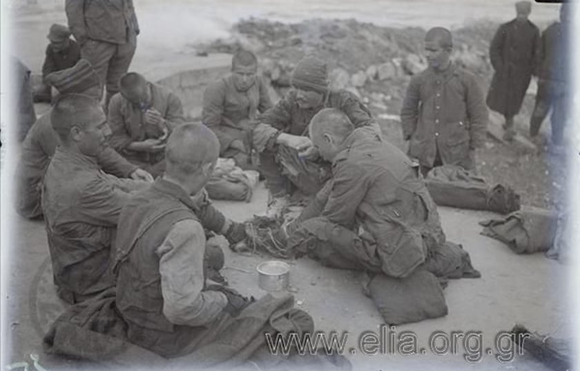 Πρόσφυγες στο λοιμοκαθαρτήριο του Αγίου Γεωργίου (Πηγή: Ελληνικό Λογοτεχνικό και Ιστορικό Αρχείο του Μορφωτικού Ιδρύματος Εθνικής Τραπέζης)