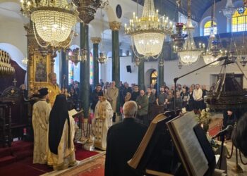 Στιγμιότυπο από τη λειτουργία στον Άγιο Δημήτριο Σμύρνης (φωτ.: fosfanariou.gr)
