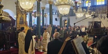 Στιγμιότυπο από τη λειτουργία στον Άγιο Δημήτριο Σμύρνης (φωτ.: fosfanariou.gr)