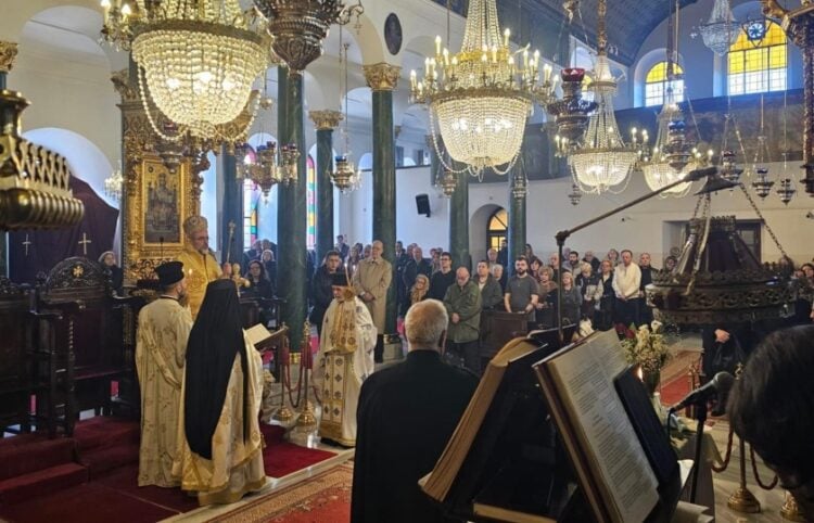 Στιγμιότυπο από τη λειτουργία στον Άγιο Δημήτριο Σμύρνης (φωτ.: fosfanariou.gr)