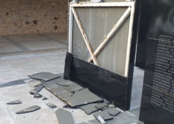 Κομμάτια του μνημείου πεσμένα στο έδαφος μετά τους βανδαλισμούς (φωτ.: Δήμος Καισαριανής)