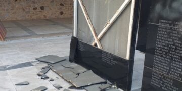 Κομμάτια του μνημείου πεσμένα στο έδαφος μετά τους βανδαλισμούς (φωτ.: Δήμος Καισαριανής)