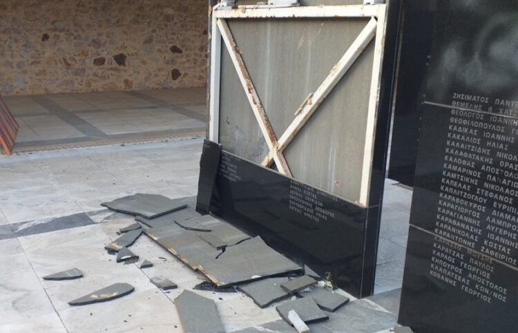 Κομμάτια του μνημείου πεσμένα στο έδαφος μετά τους βανδαλισμούς (φωτ.: Δήμος Καισαριανής)
