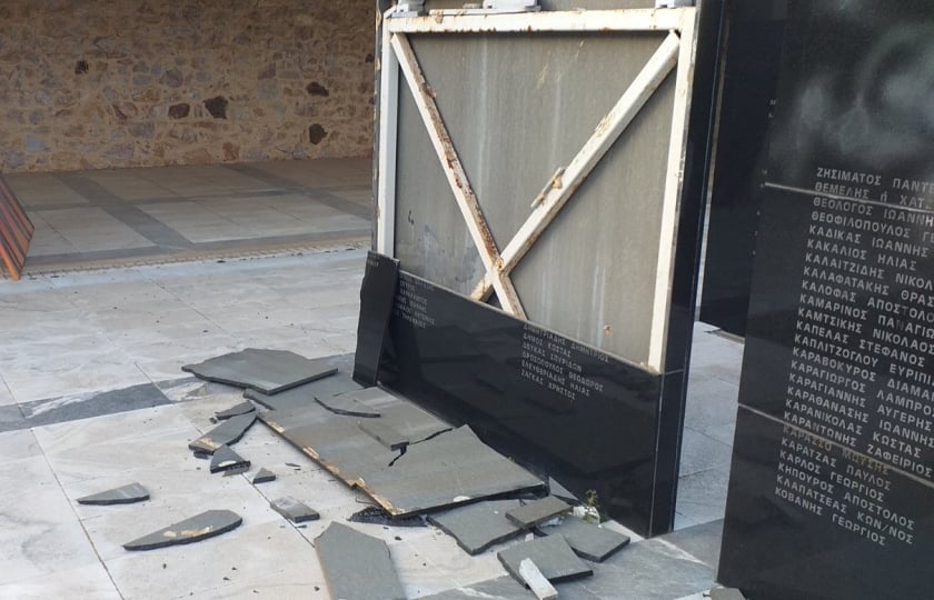 Κομμάτια του μνημείου πεσμένα στο έδαφος μετά τους βανδαλισμούς (φωτ.: Δήμος Καισαριανής)