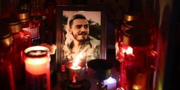 Μια φωτογραφία του Άλκη περιτριγυρισμένη από κεριά στο σημείο της δολοφονίας του (φωτ.: EUROKINISSI)