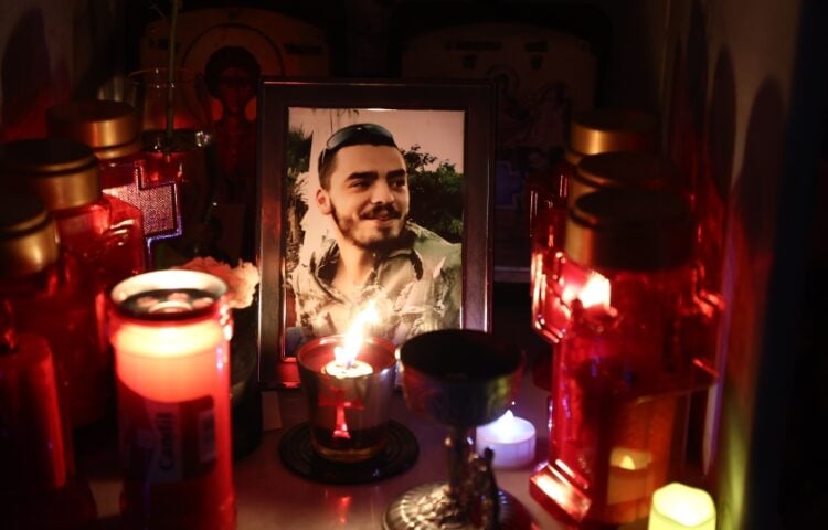 Μια φωτογραφία του Άλκη περιτριγυρισμένη από κεριά στο σημείο της δολοφονίας του (φωτ.: EUROKINISSI)