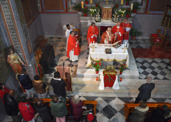 Παλαιότερο στιγμιότυπο από τη δοξολογία στο ναό Μεταστάσεως της Θεοτόκου της Καθολικής Εκκλησίας Μυτιλήνης, για τον Άγιο Βαλεντίνο (φωτ.: ΑΠΕ-ΜΠΕ / Στρατής Μπαλάσκας)