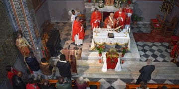 Παλαιότερο στιγμιότυπο από τη δοξολογία στο ναό Μεταστάσεως της Θεοτόκου της Καθολικής Εκκλησίας Μυτιλήνης, για τον Άγιο Βαλεντίνο (φωτ.: ΑΠΕ-ΜΠΕ / Στρατής Μπαλάσκας)