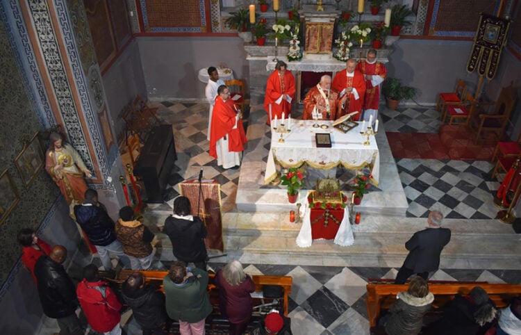 Παλαιότερο στιγμιότυπο από τη δοξολογία στο ναό Μεταστάσεως της Θεοτόκου της Καθολικής Εκκλησίας Μυτιλήνης, για τον Άγιο Βαλεντίνο (φωτ.: ΑΠΕ-ΜΠΕ / Στρατής Μπαλάσκας)