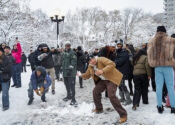 Κάτοικοι της Νέας Υόρκης συμμετέχουν σε έναν μαζικό χιονοπόλεμο σε πάρκο της Νέας Υόρκης. Από την πρωτοφανή πυκνή χιονόπτωση το ύψος του χιονιού ξεπέρασε τα 50 εκατοστά στο Σέντραλ Παρκ (φωτ.: EPA/Olga Fedorova)