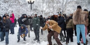 Κάτοικοι της Νέας Υόρκης συμμετέχουν σε έναν μαζικό χιονοπόλεμο σε πάρκο της Νέας Υόρκης. Από την πρωτοφανή πυκνή χιονόπτωση το ύψος του χιονιού ξεπέρασε τα 50 εκατοστά στο Σέντραλ Παρκ (φωτ.: EPA/Olga Fedorova)