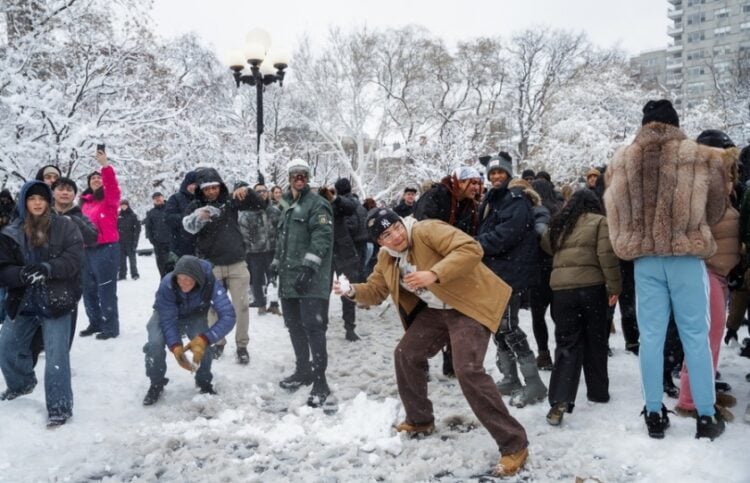 Κάτοικοι της Νέας Υόρκης συμμετέχουν σε έναν μαζικό χιονοπόλεμο σε πάρκο της Νέας Υόρκης. Από την πρωτοφανή πυκνή χιονόπτωση το ύψος του χιονιού ξεπέρασε τα 50 εκατοστά στο Σέντραλ Παρκ (φωτ.: EPA/Olga Fedorova)
