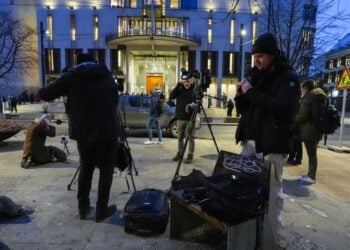 Μέλη τηλεοπτικών συνεργείων έχουν στηθεί έξω από το δικαστικό μέγαρο του Όσλο για την έναρξη της δίκης του Μάριους Μποργκ Χόιμπι, γιου της πριγκίπισσας διαδόχου Μέτε-Μάριτ (φωτ.: . EPA/Lise Aserud)